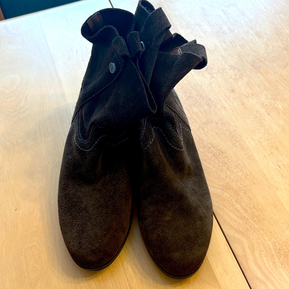 Frye & Co. Women’s Sarah Shorty Brown Suede Boots. Size 7